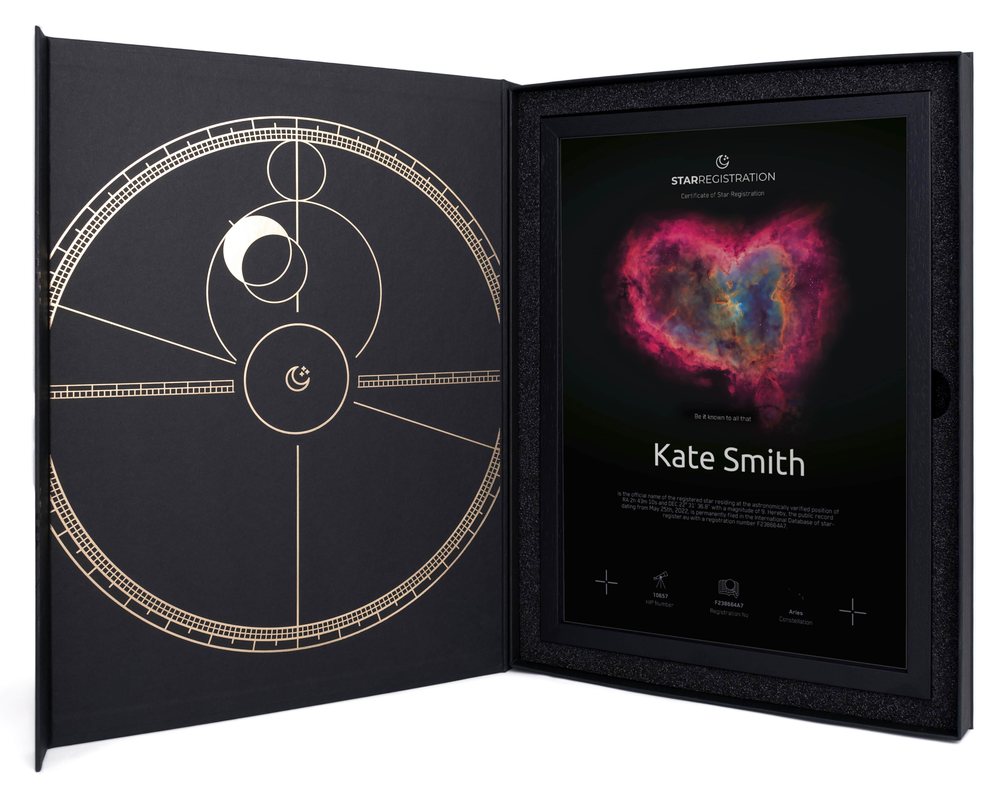 Die geöffnete schwarz-goldene Geschenkbox mit einem gerahmten Sternzertifikat mit Herznebel-Motiv für Kate Smith